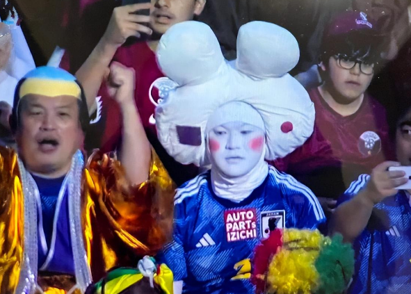 卡塔尔世界杯开幕式日本球迷“撞脸”岳云鹏，网友：他在俄罗斯世界杯也出镜过
