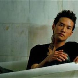 松冈昌宏照片